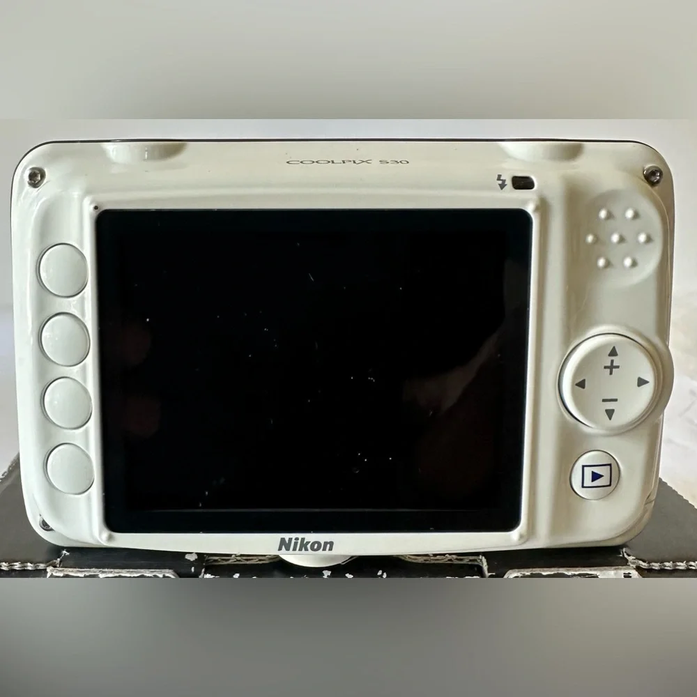 Nikon Coolpix White S30 10.1MP Waterproof Shockproof Digital Camera UNTESTED